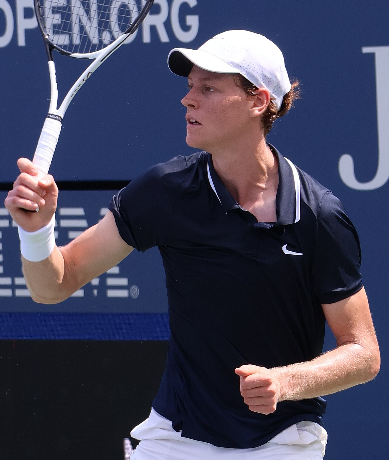 После одного из тяжёлых матчей на Australian Open-2026 Янник Синнер сам назвал качество сна в числе возможных причин проблем на корте. Фото: Wikimedia Commons