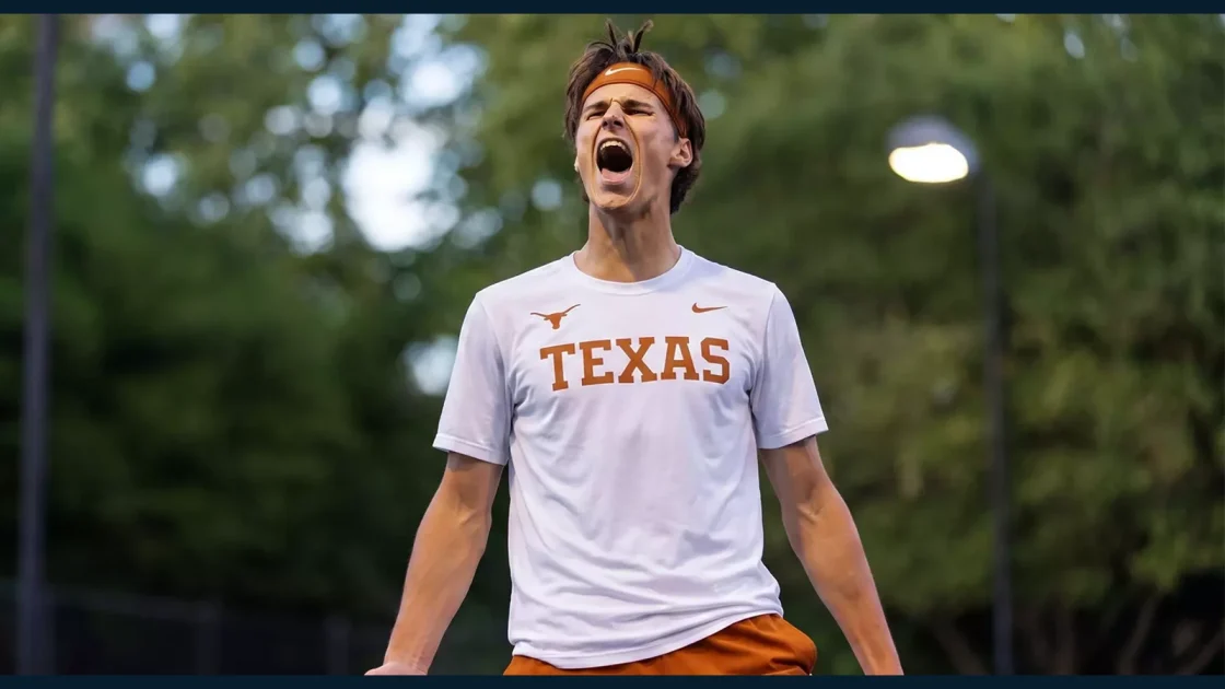 Габриэль Дебрю в форме Texas Longhorns
