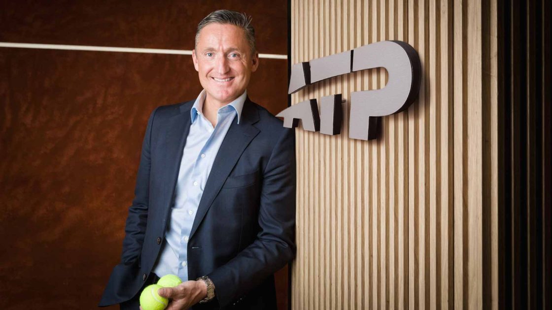 Андреа Гауденци с теннисными мячами возле логотипа ATP