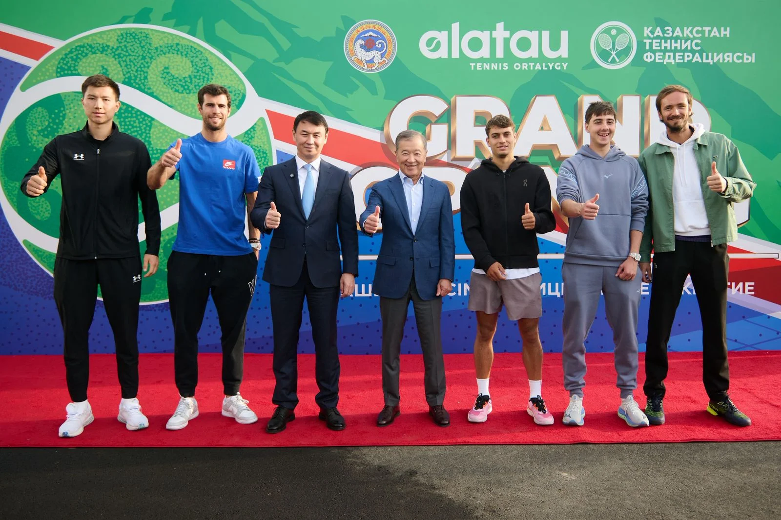 Булат Утемуратов с теннисистами ATP у центра «Алатау», 2025 год. Фото: Федерация тенниса Казахстана.
