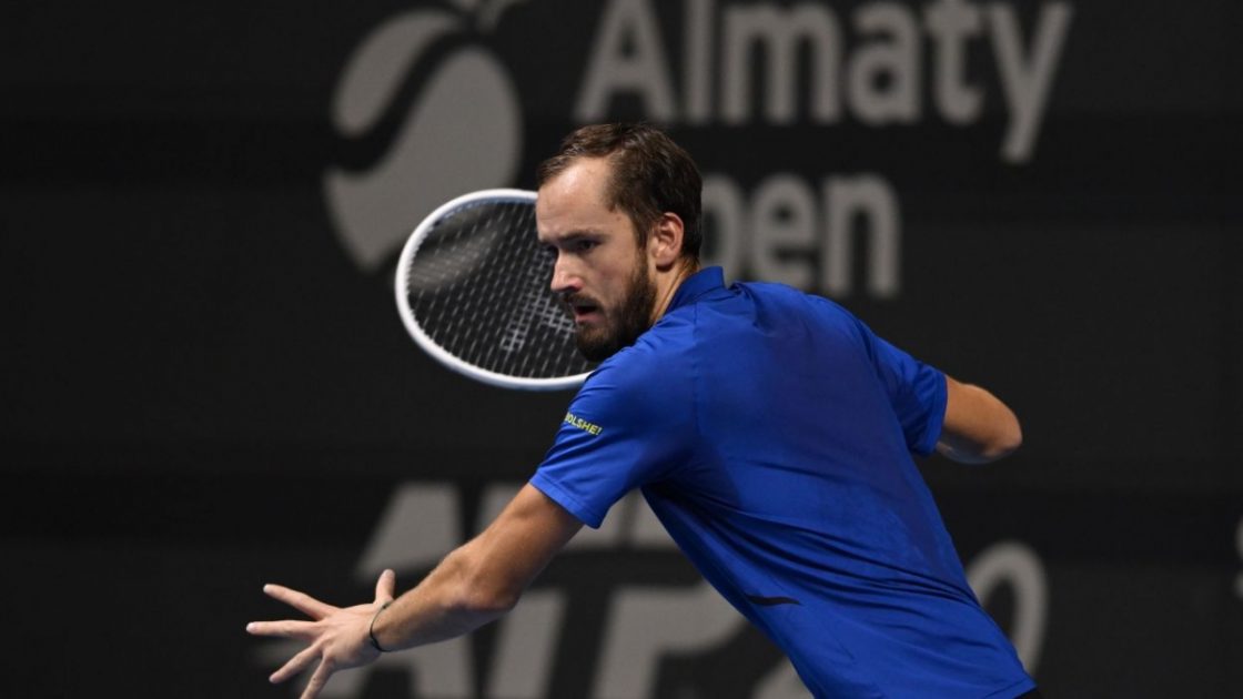 Даниил Медведев выполняет удар на Almaty Open