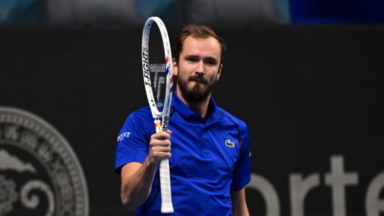 Даниил Медведев с поднятой ракеткой на Almaty Open