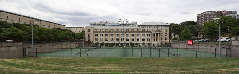 Панорамный вид теннисных кортов Университета Карнеги — Меллона в Питтсбурге.
