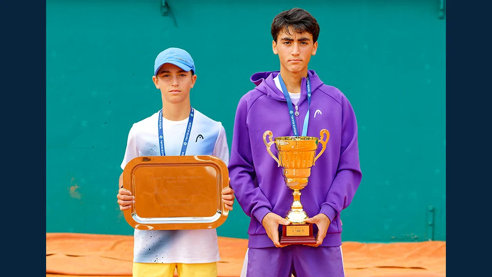 Рафаэль Папоян справа и Бруно Дженев после финала Junior Masters U14