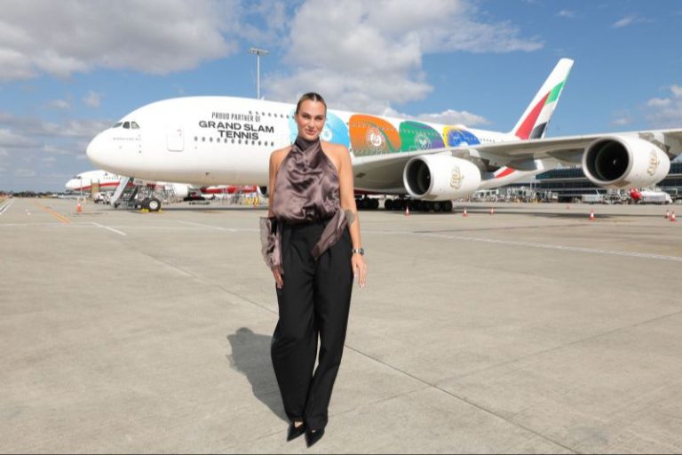 Арина Соболенко на фоне самолёта Emirates