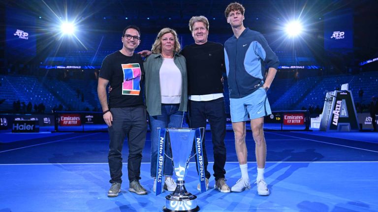 Янник Синнер, его брат Марк и родители с кубком Итогового турнира ATP в Турине