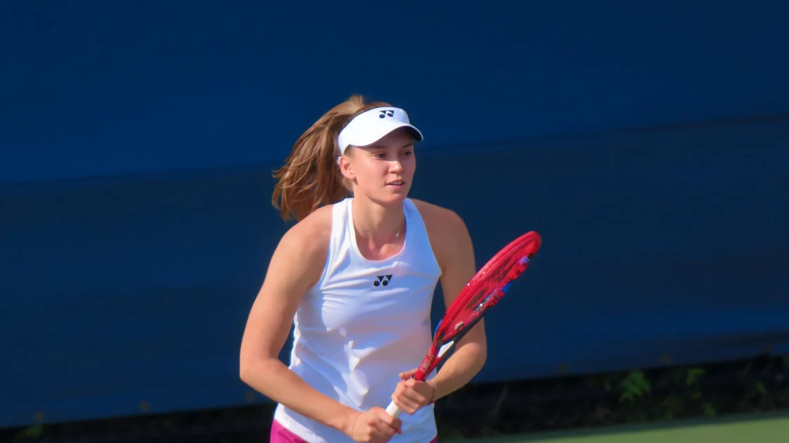 Елена Рыбакина на тренировке перед US Open — архивное фото 2024 года