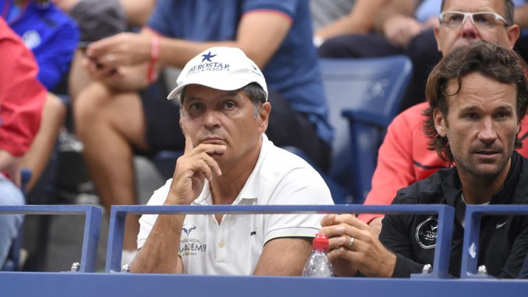 Тони Надаль в белой кепке на трибуне US Open — 2017