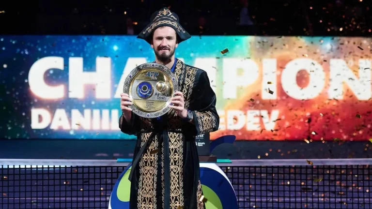 Даниил Медведев с трофеем Almaty Open. Фото предоставлено редакцией.