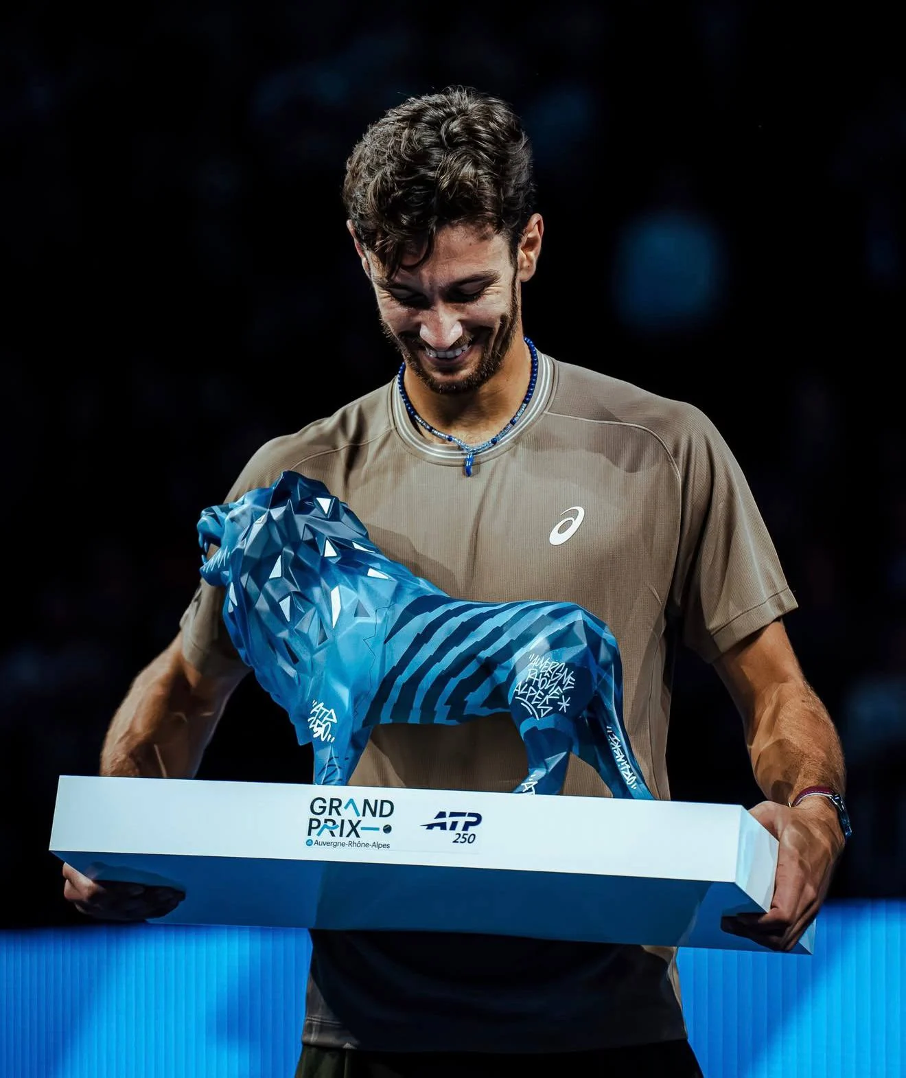 Лоренцо Музетти с трофеем в Лионе. Фото: ATP.