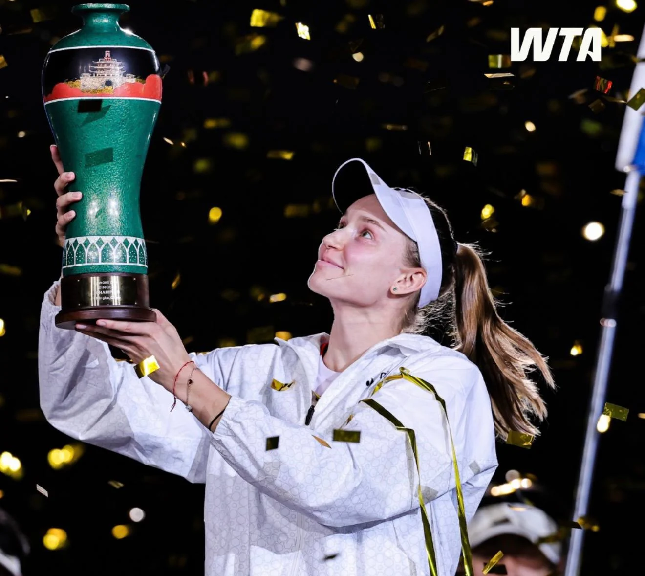 Елена Рыбакина с трофеем в Нинбо. Фото: WTA.