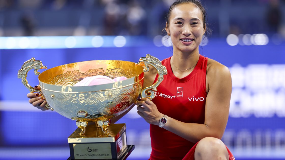 Чжэн Циньвэнь с трофеем China Open 11 октября 2026 года