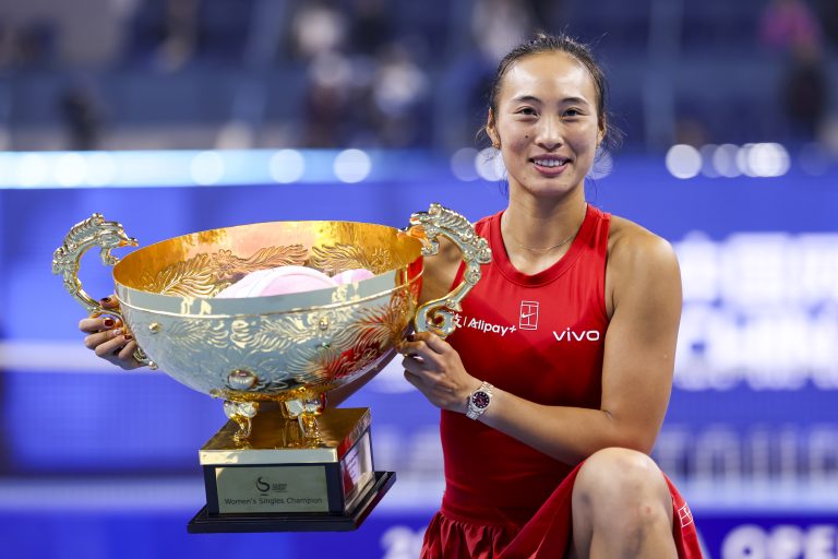 Чжэн Циньвэнь с трофеем China Open 11 октября 2026 года